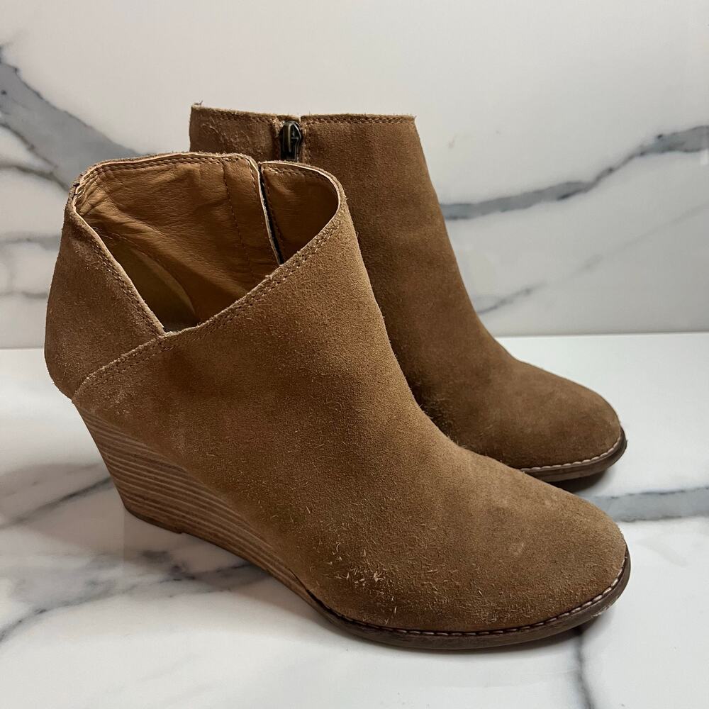 Lucky Brand Womens Tan Suede Zip Round Toe Wedge Heel Yakeena Boot Sz 9 Festival